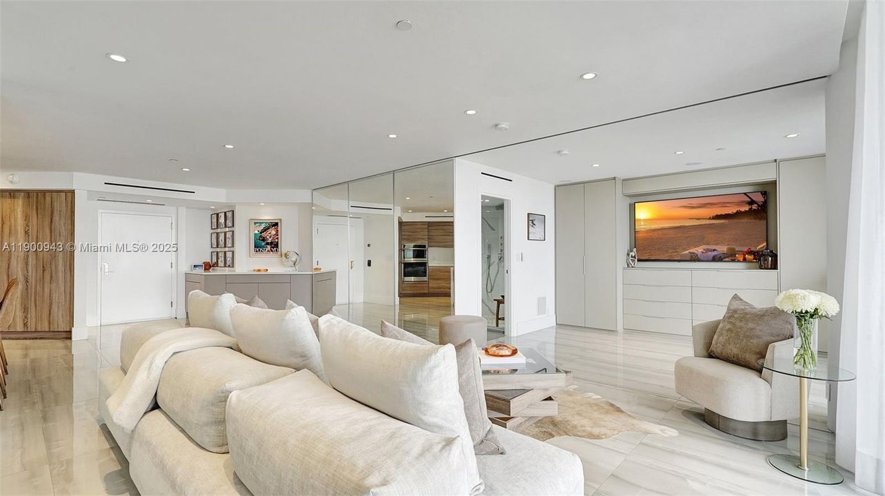 Под контрактом: $1,090,000 (2 спален, 2 ванн, 1607 Квадратных фут)