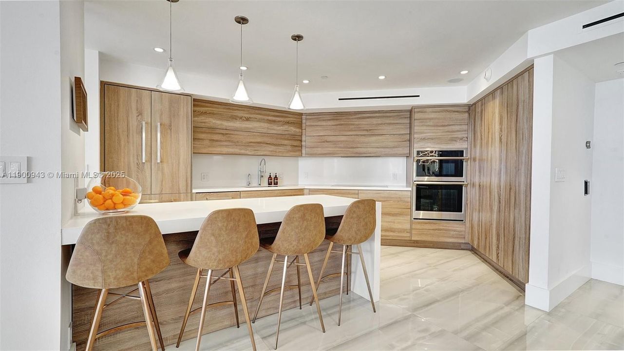 Под контрактом: $1,090,000 (2 спален, 2 ванн, 1607 Квадратных фут)