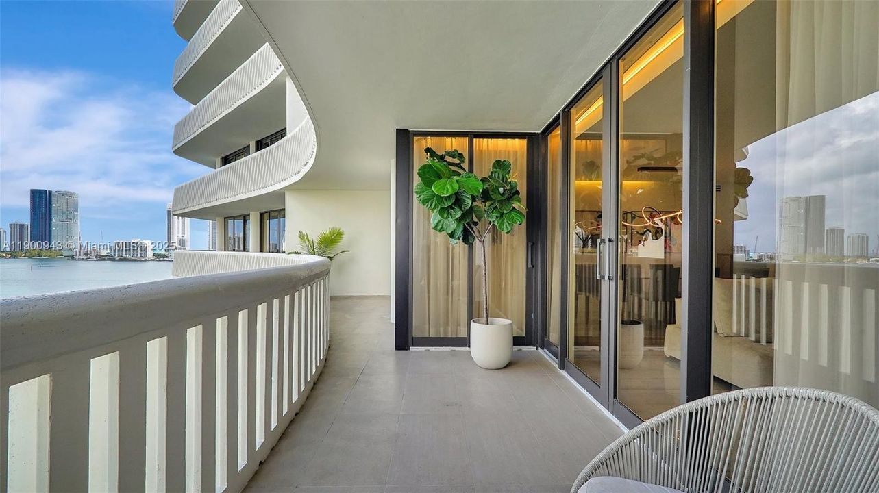 Под контрактом: $1,090,000 (2 спален, 2 ванн, 1607 Квадратных фут)