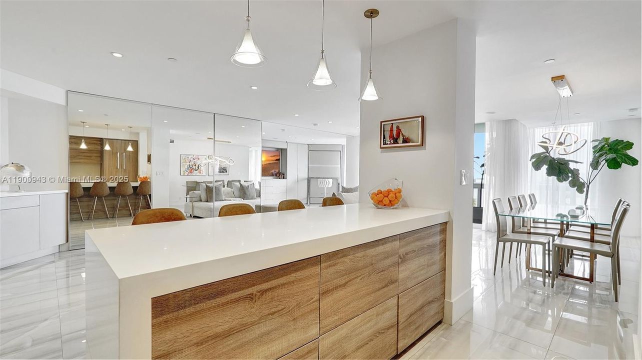 Под контрактом: $1,090,000 (2 спален, 2 ванн, 1607 Квадратных фут)