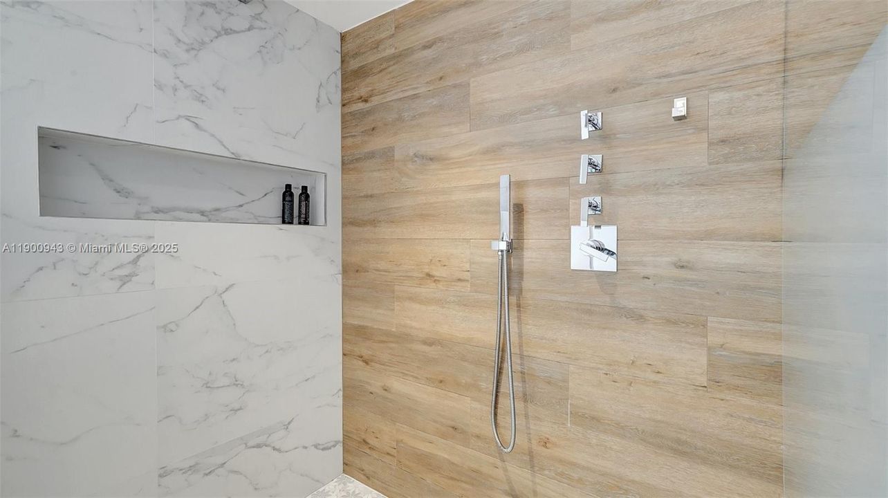 Под контрактом: $1,090,000 (2 спален, 2 ванн, 1607 Квадратных фут)