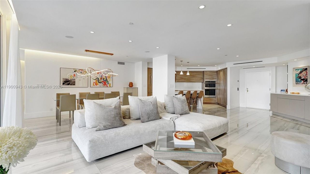 Под контрактом: $1,090,000 (2 спален, 2 ванн, 1607 Квадратных фут)