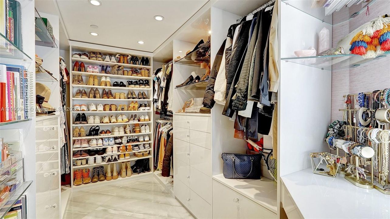 Под контрактом: $1,090,000 (2 спален, 2 ванн, 1607 Квадратных фут)