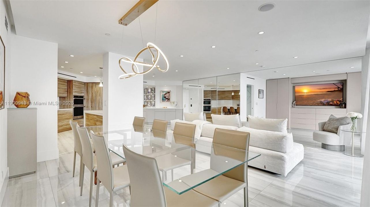 Под контрактом: $1,090,000 (2 спален, 2 ванн, 1607 Квадратных фут)