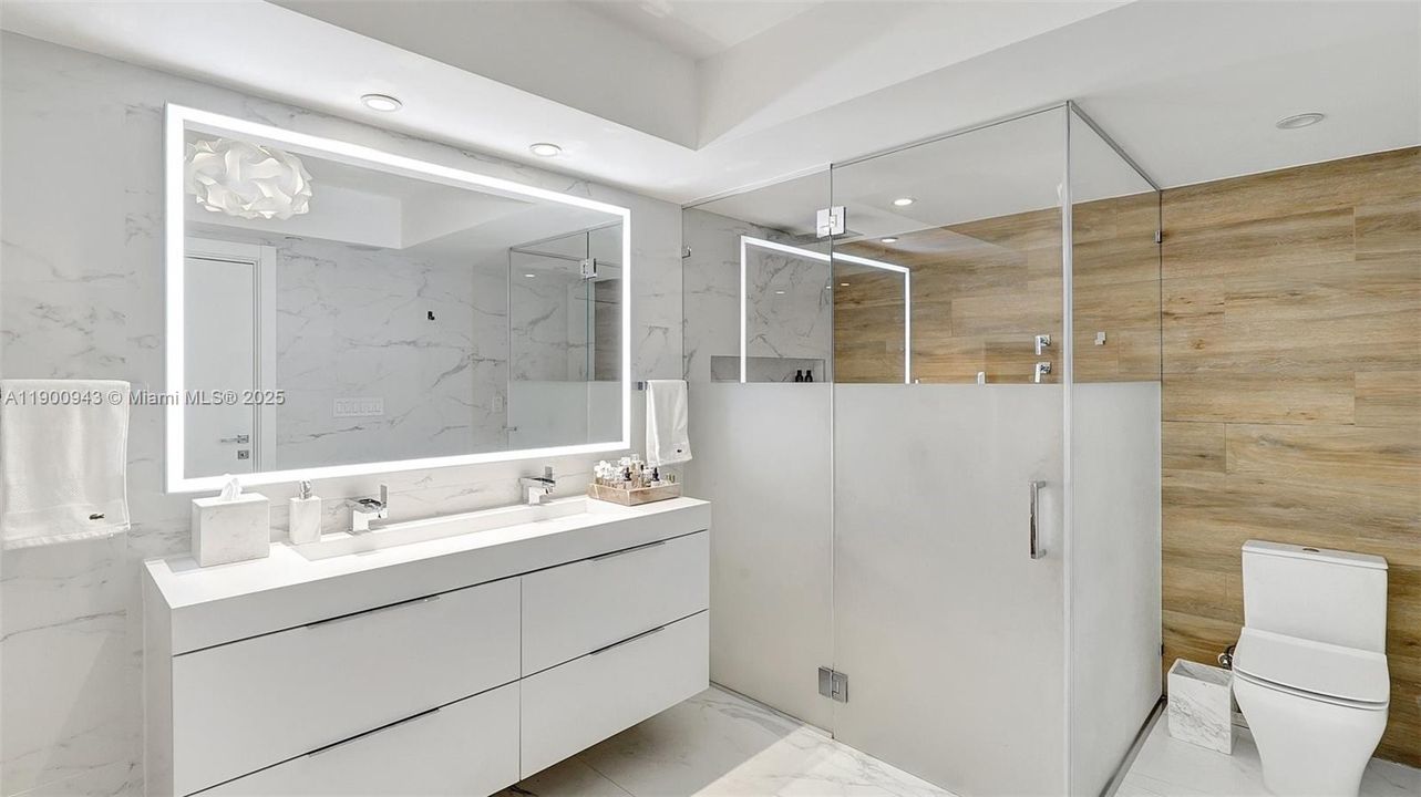 Под контрактом: $1,090,000 (2 спален, 2 ванн, 1607 Квадратных фут)