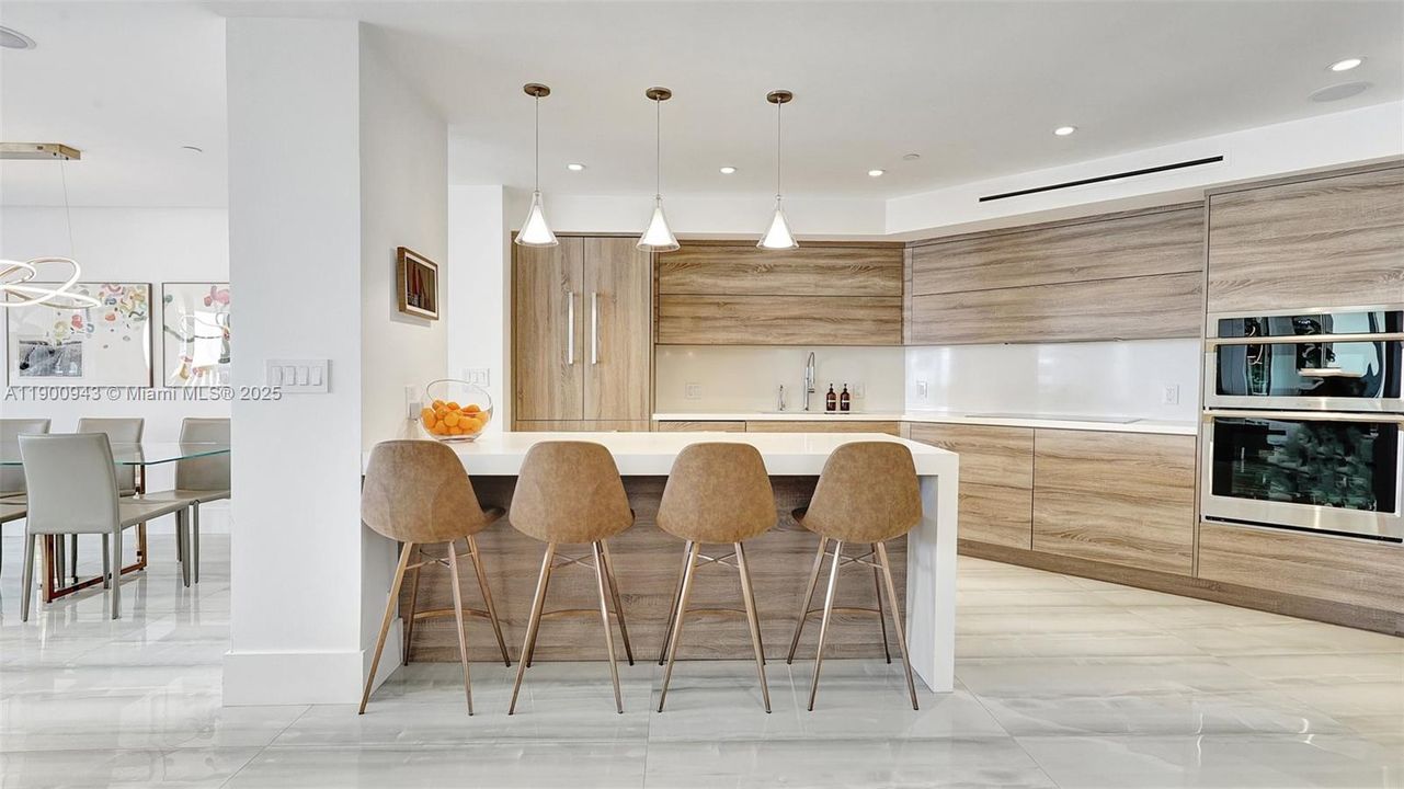 Под контрактом: $1,090,000 (2 спален, 2 ванн, 1607 Квадратных фут)