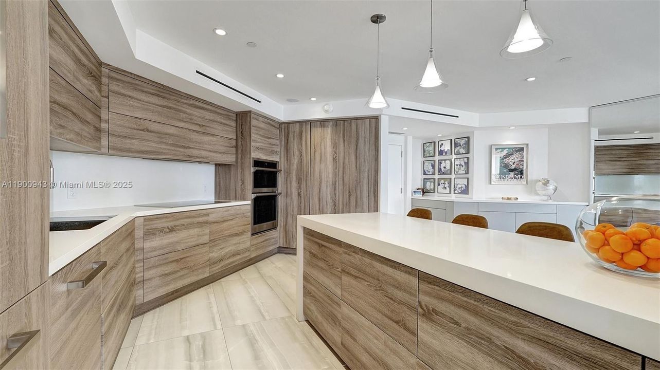 Под контрактом: $1,090,000 (2 спален, 2 ванн, 1607 Квадратных фут)