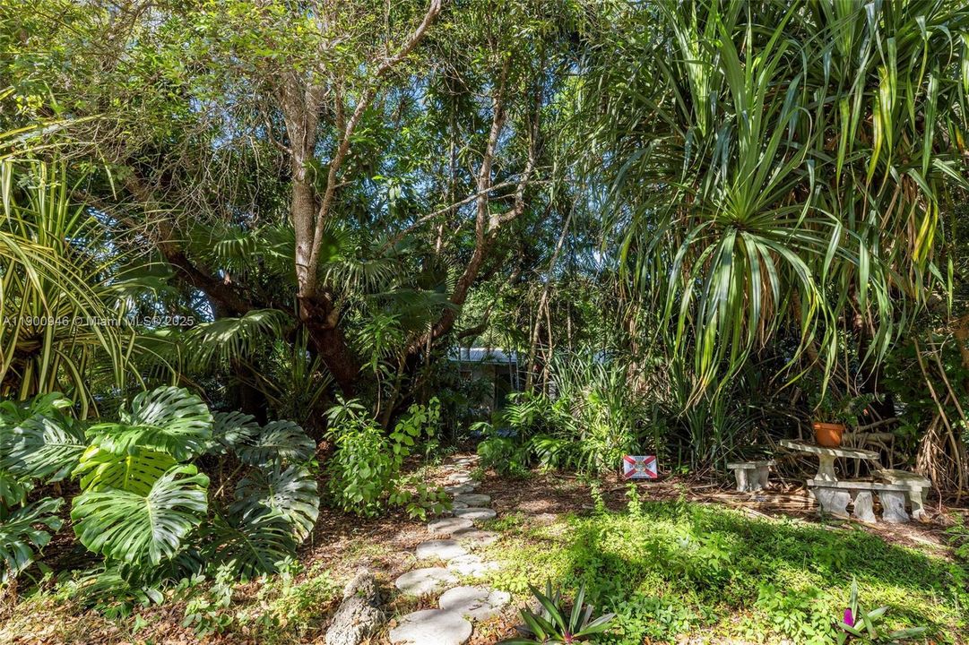 For Sale: $935,000 (3 beds, 2 baths, 1552 Square Feet)