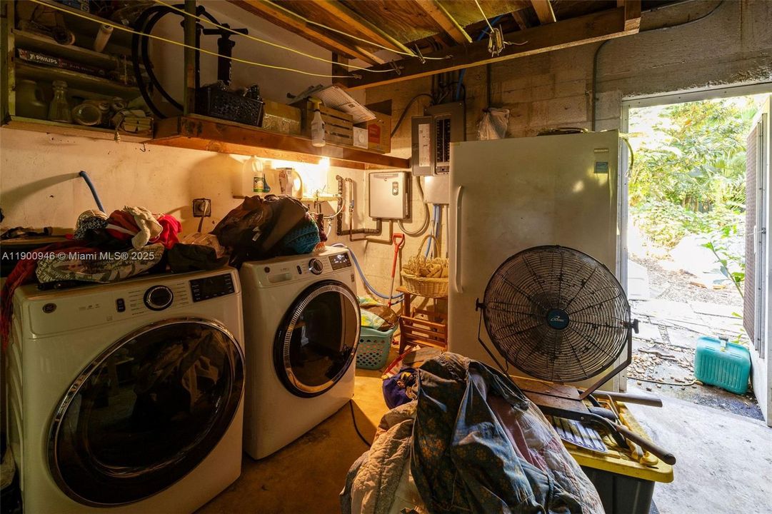 For Sale: $935,000 (3 beds, 2 baths, 1552 Square Feet)