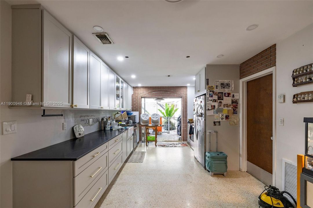 For Sale: $935,000 (3 beds, 2 baths, 1552 Square Feet)