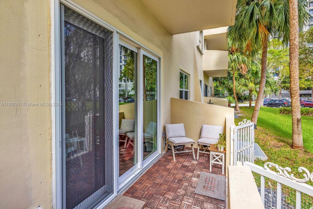 For Sale: $375,000 (2 beds, 2 baths, 1353 Square Feet)