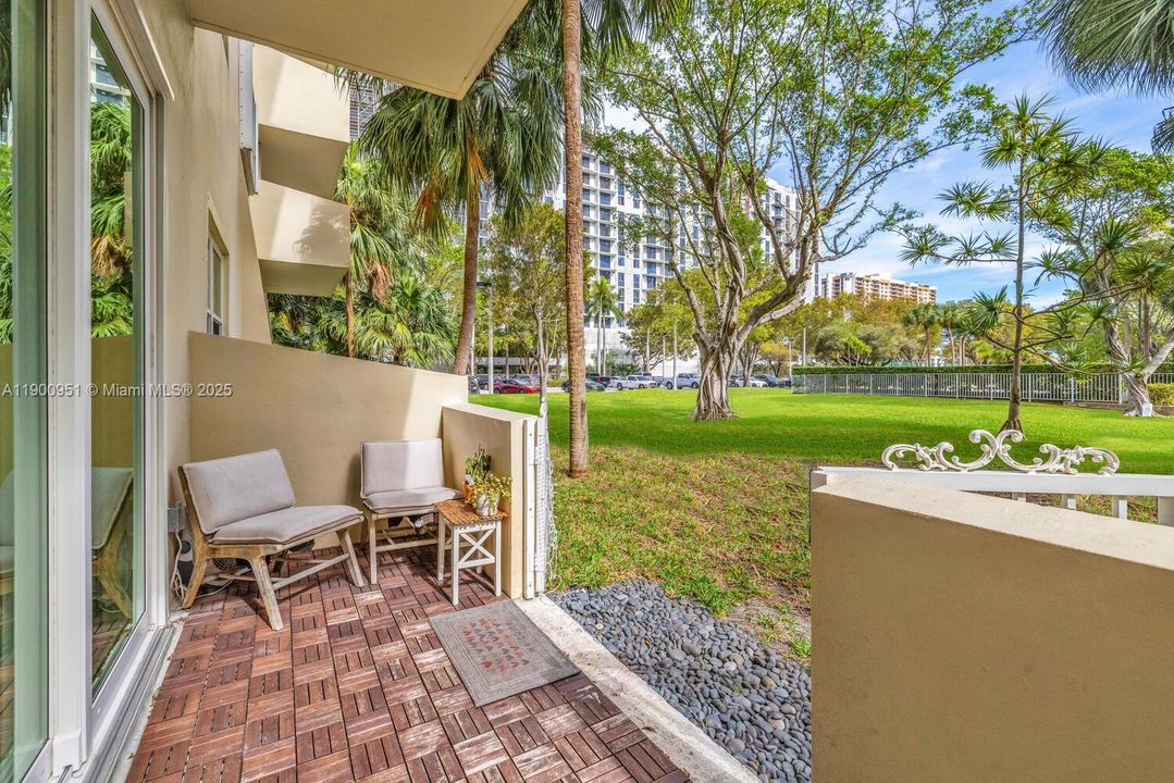 For Sale: $375,000 (2 beds, 2 baths, 1353 Square Feet)