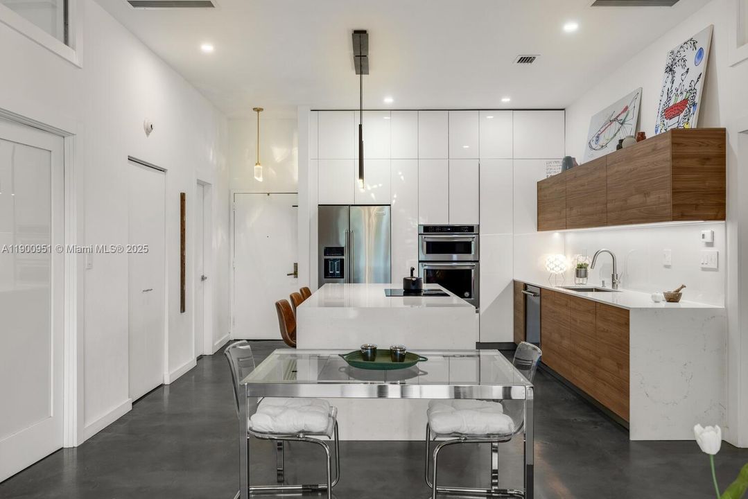 For Sale: $375,000 (2 beds, 2 baths, 1353 Square Feet)