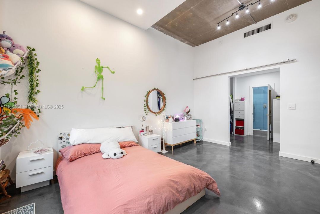 For Sale: $375,000 (2 beds, 2 baths, 1353 Square Feet)