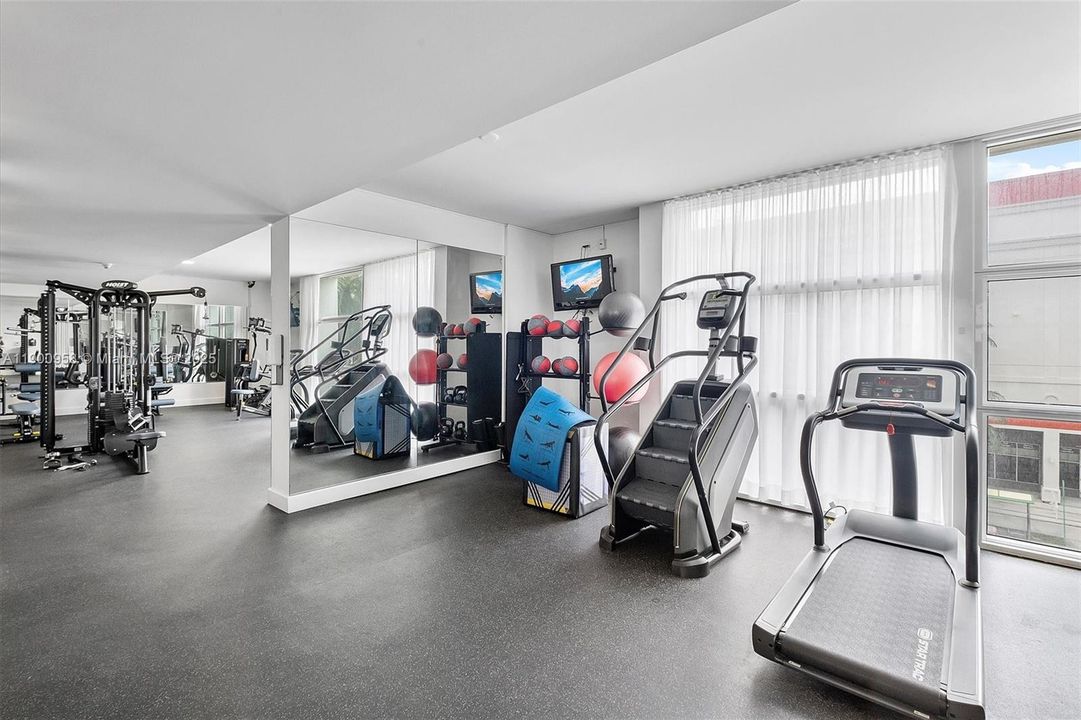 Recently Rented: $2,500 (1 beds, 1 baths, 692 Square Feet)