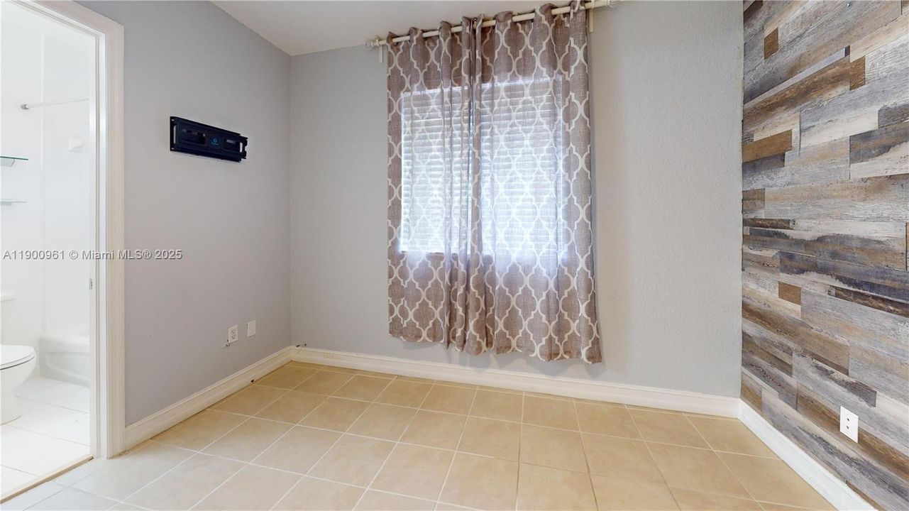 Recently Rented: $2,400 (2 beds, 2 baths, 970 Square Feet)