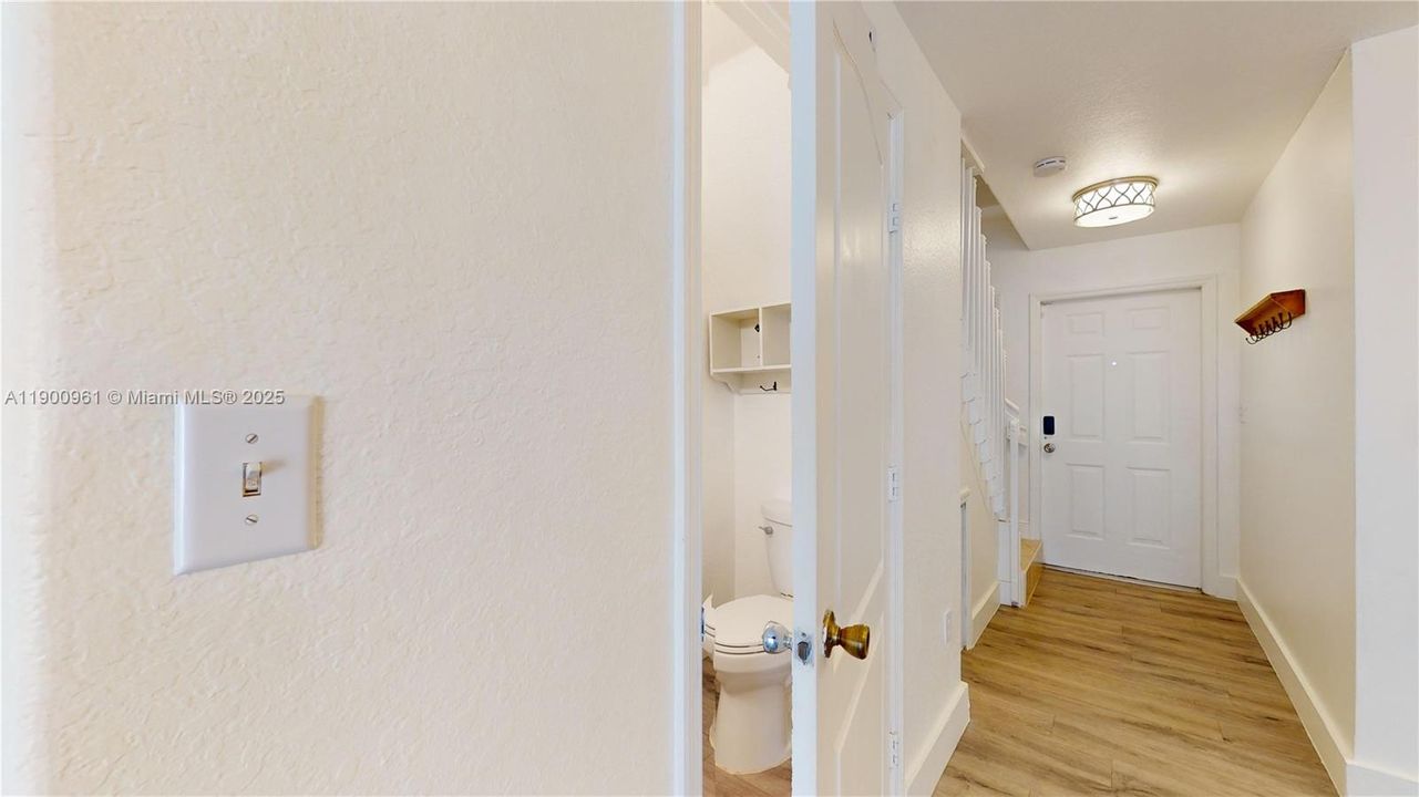 Recently Rented: $2,400 (2 beds, 2 baths, 970 Square Feet)