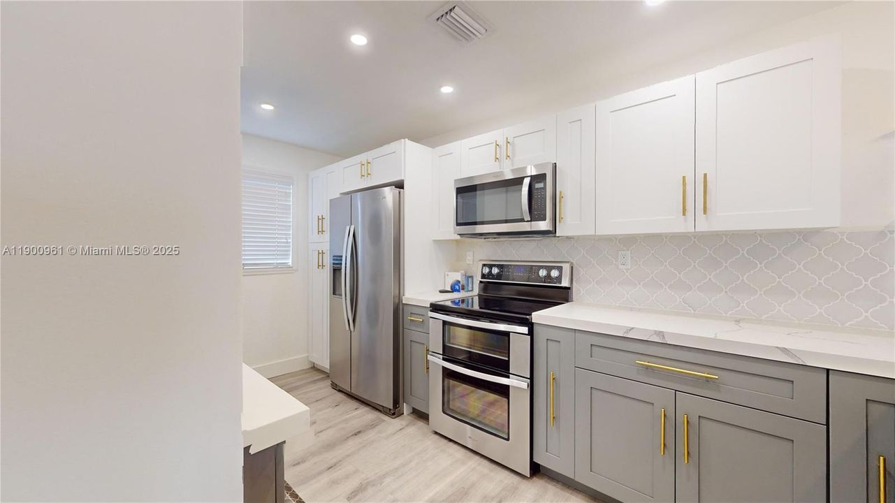 Recently Rented: $2,400 (2 beds, 2 baths, 970 Square Feet)