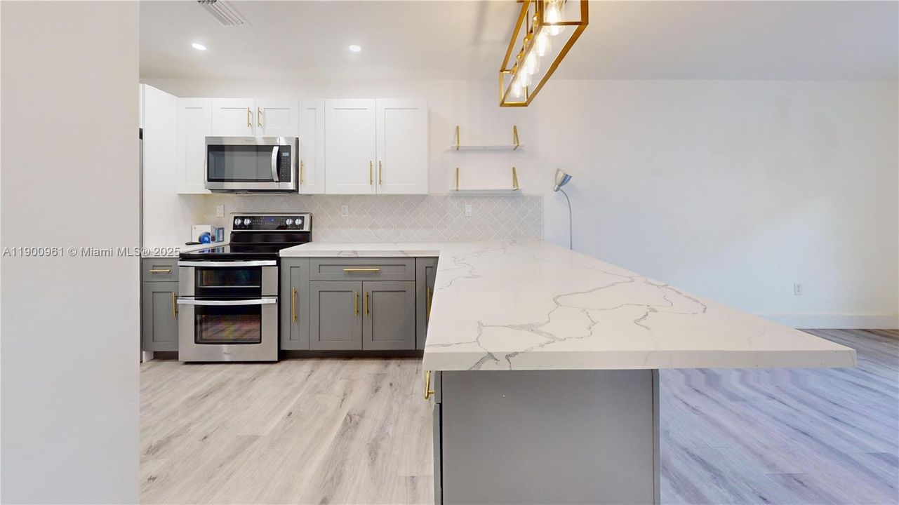 Recently Rented: $2,400 (2 beds, 2 baths, 970 Square Feet)