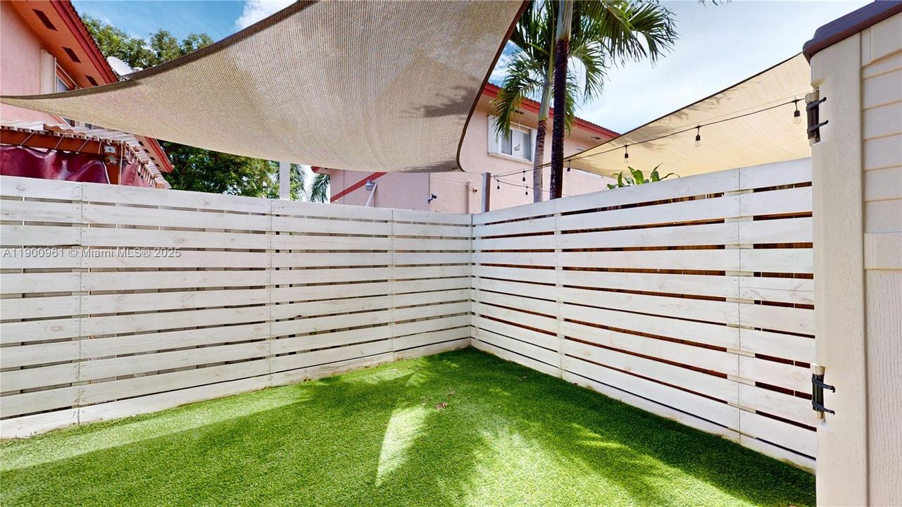 Recently Rented: $2,400 (2 beds, 2 baths, 970 Square Feet)