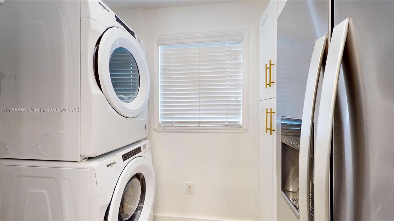 Recently Rented: $2,400 (2 beds, 2 baths, 970 Square Feet)