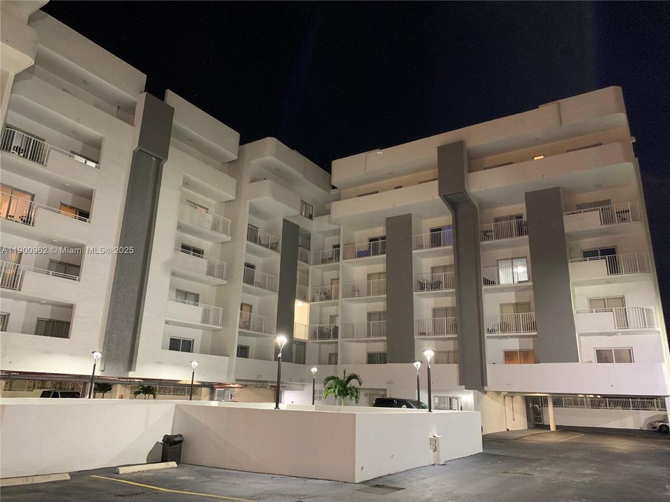 Recently Rented: $2,000 (1 beds, 1 baths, 725 Square Feet)