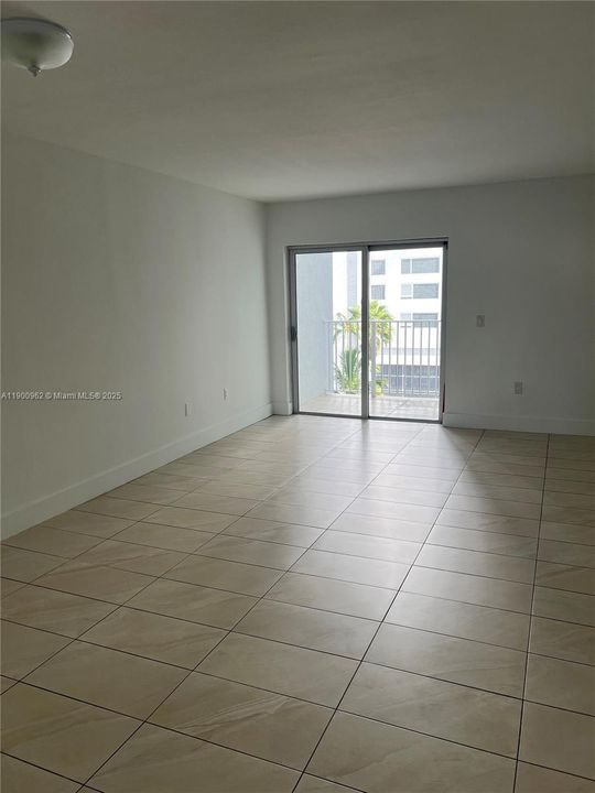 Recently Rented: $2,000 (1 beds, 1 baths, 725 Square Feet)