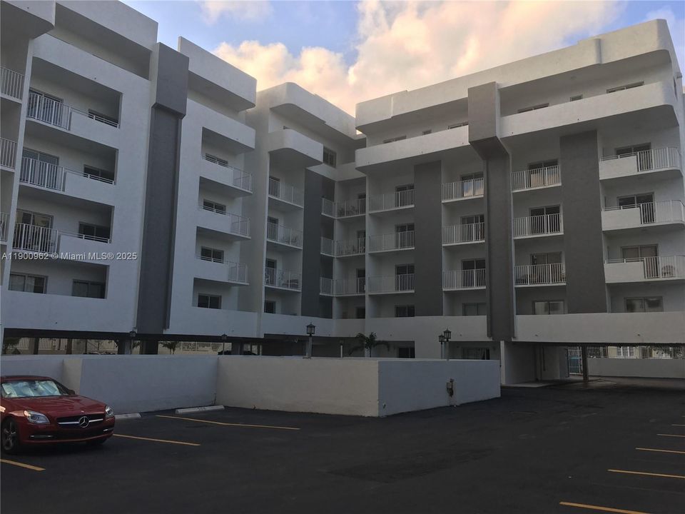 Recently Rented: $2,000 (1 beds, 1 baths, 725 Square Feet)