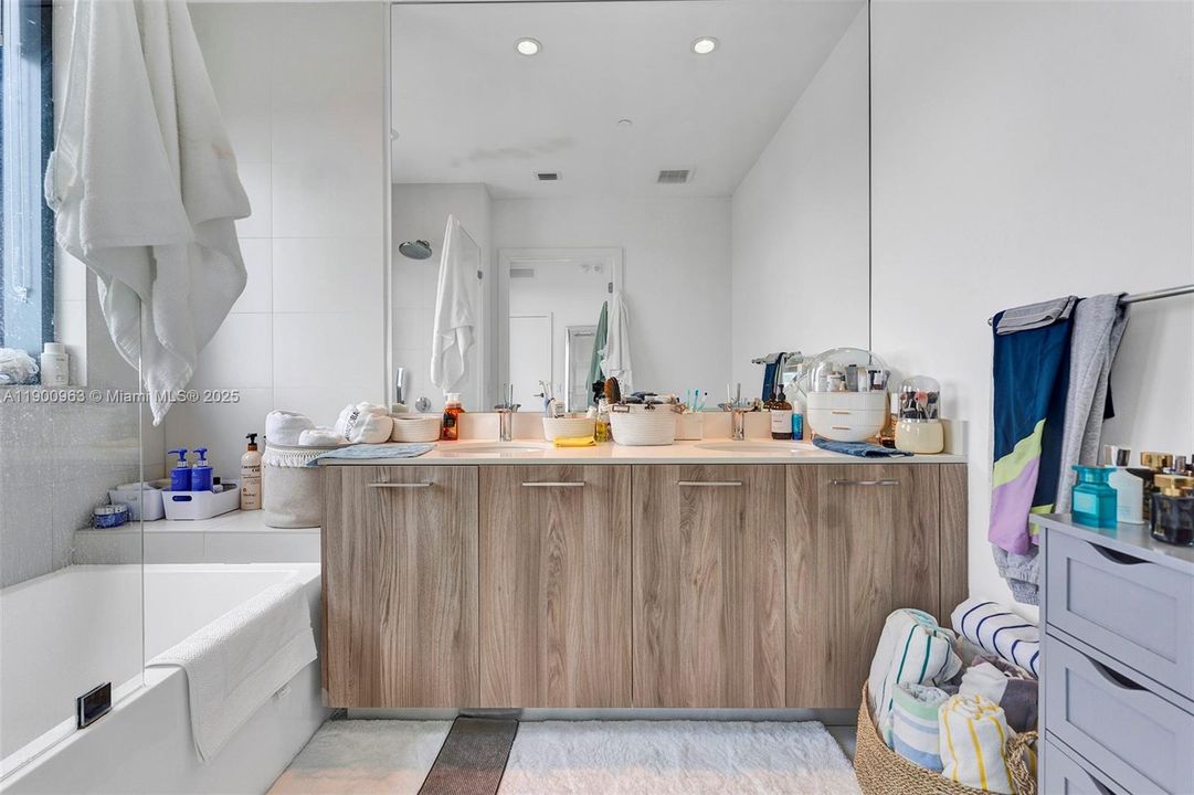 待售: $589,000 (1 贝兹, 1 浴室, 833 平方英尺)