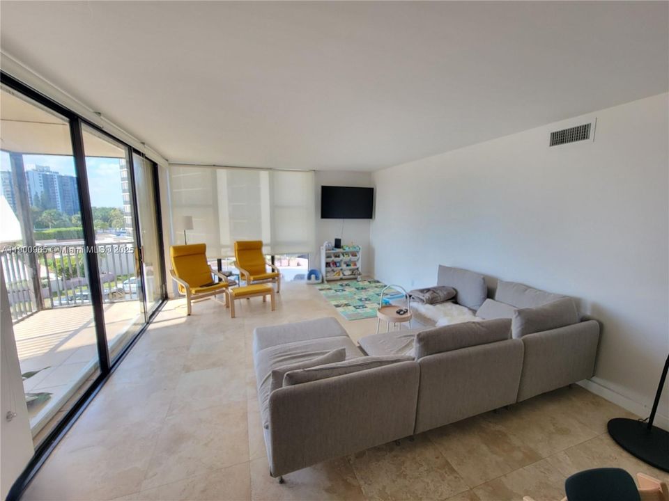 For Sale: $285,000 (2 beds, 2 baths, 1313 Square Feet)