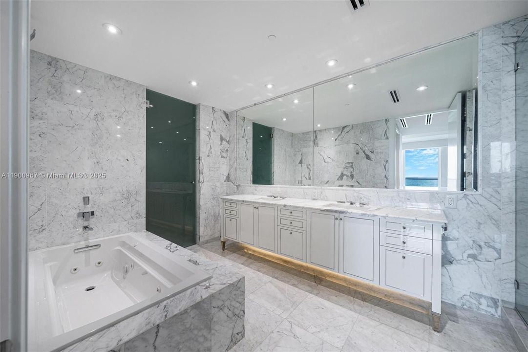 待售: $11,000,000 (3 贝兹, 4 浴室, 3168 平方英尺)