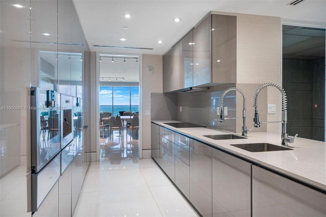 待售: $11,000,000 (3 贝兹, 4 浴室, 3168 平方英尺)