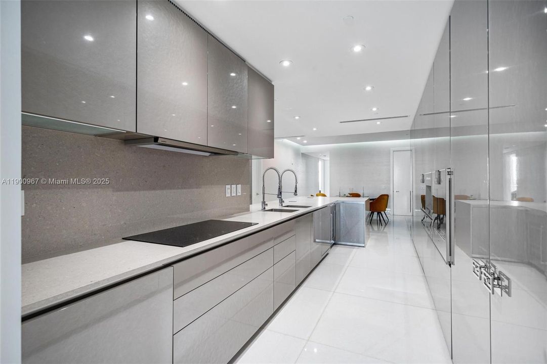 待售: $11,000,000 (3 贝兹, 4 浴室, 3168 平方英尺)