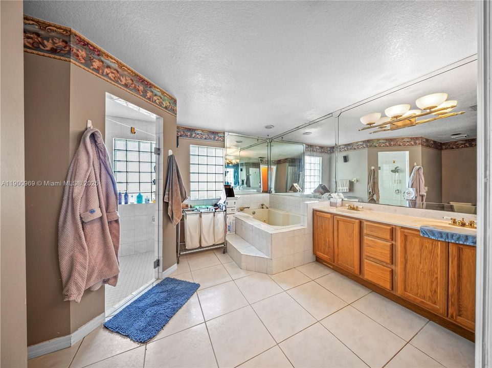 待售: $1,950,000 (3 贝兹, 2 浴室, 2454 平方英尺)