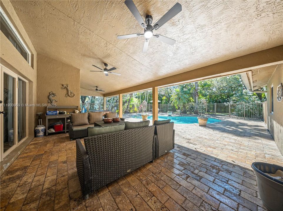 待售: $1,950,000 (3 贝兹, 2 浴室, 2454 平方英尺)