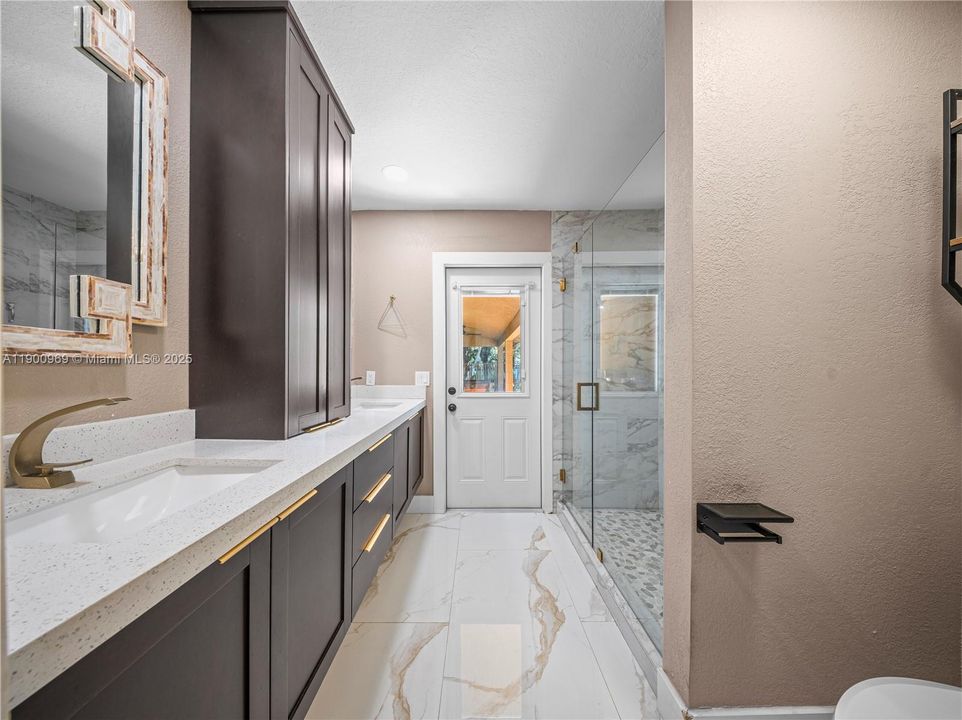 待售: $1,950,000 (3 贝兹, 2 浴室, 2454 平方英尺)