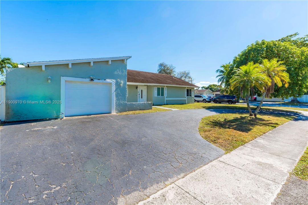 For Sale: $585,000 (3 beds, 2 baths, 1604 Square Feet)