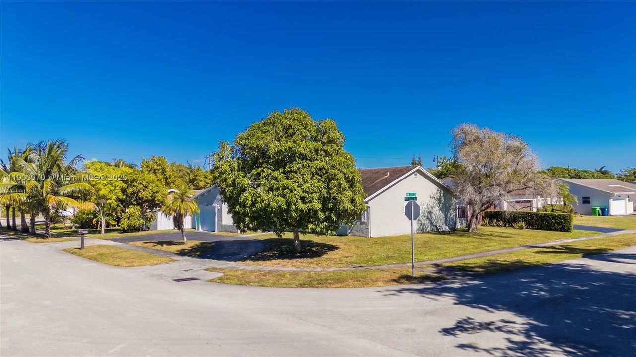 For Sale: $585,000 (3 beds, 2 baths, 1604 Square Feet)