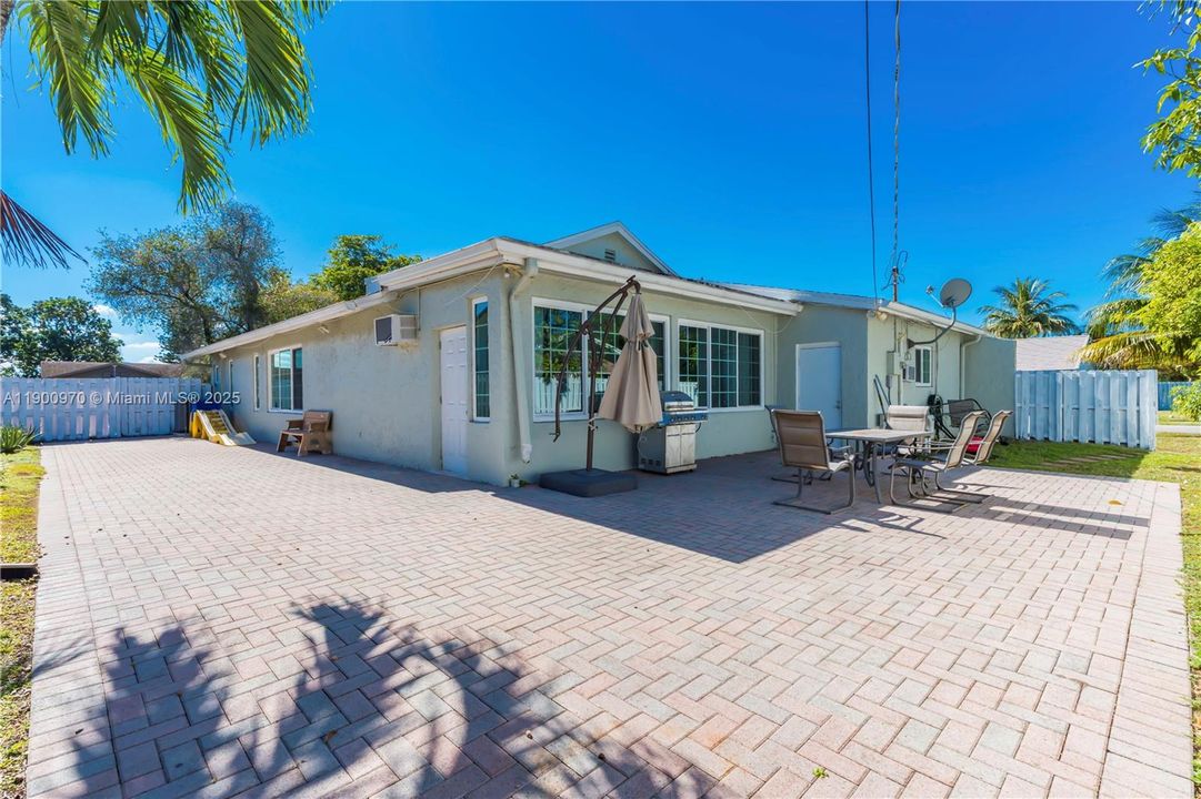 For Sale: $585,000 (3 beds, 2 baths, 1604 Square Feet)