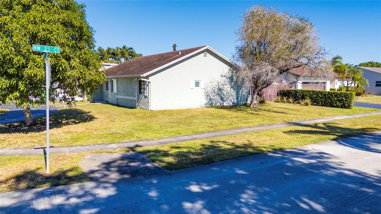 For Sale: $585,000 (3 beds, 2 baths, 1604 Square Feet)