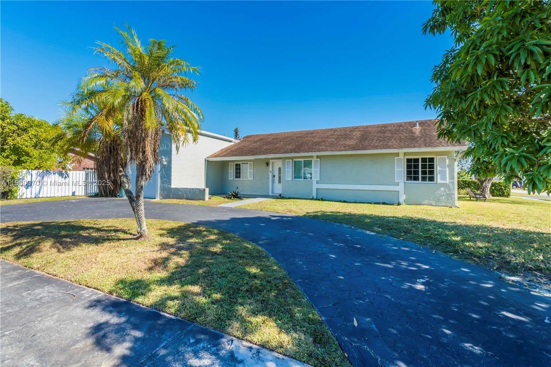 For Sale: $585,000 (3 beds, 2 baths, 1604 Square Feet)