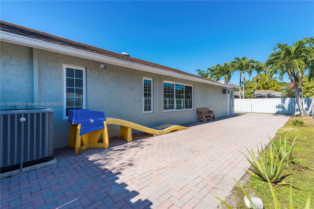 For Sale: $585,000 (3 beds, 2 baths, 1604 Square Feet)