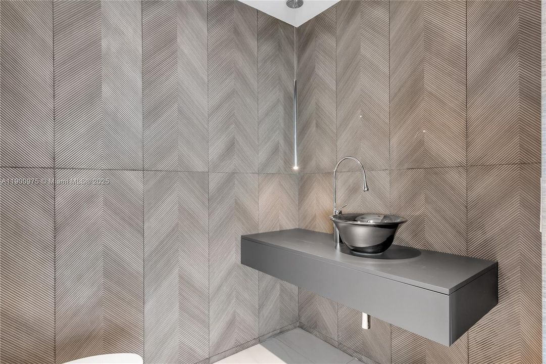 Active With Contract: $3,900,000 (4 beds, 5 baths, 3415 Square Feet)