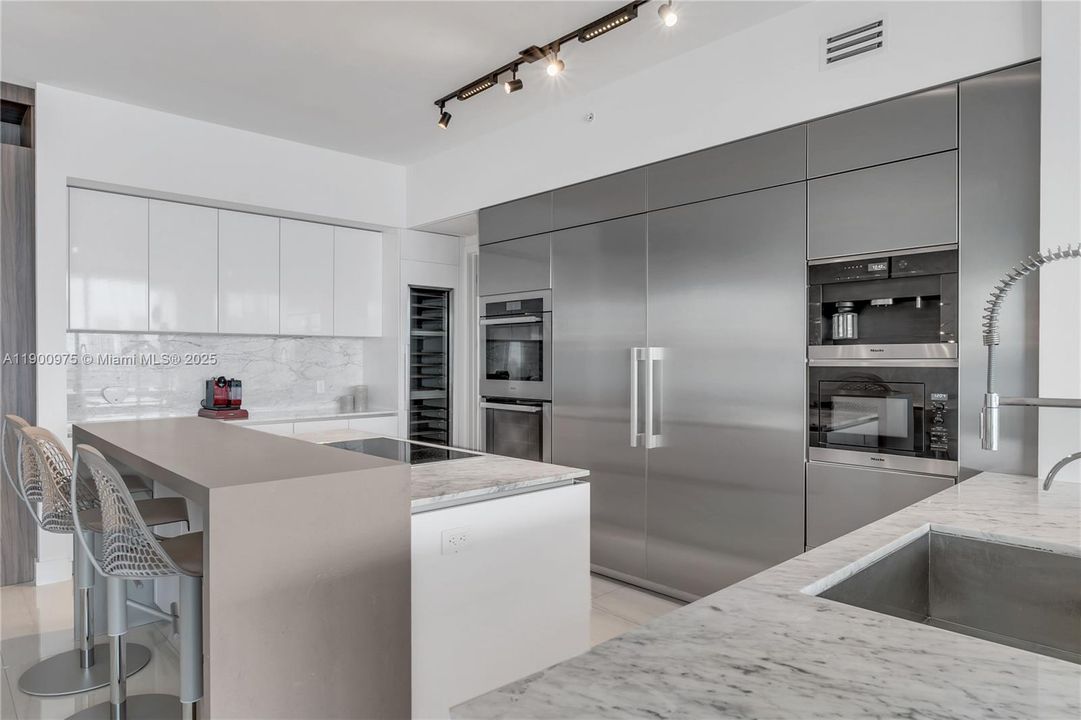 Active With Contract: $3,900,000 (4 beds, 5 baths, 3415 Square Feet)