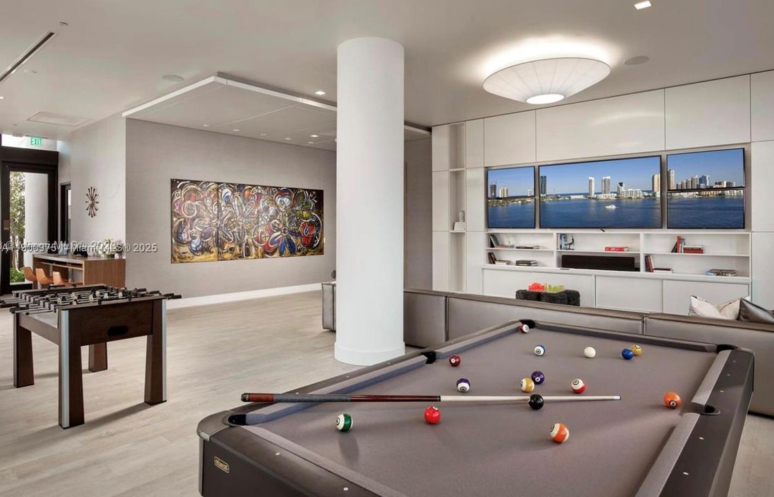 Active With Contract: $3,900,000 (4 beds, 5 baths, 3415 Square Feet)