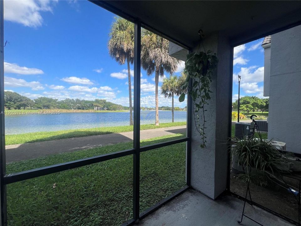 Active With Contract: $1,975 (1 beds, 1 baths, 558 Square Feet)