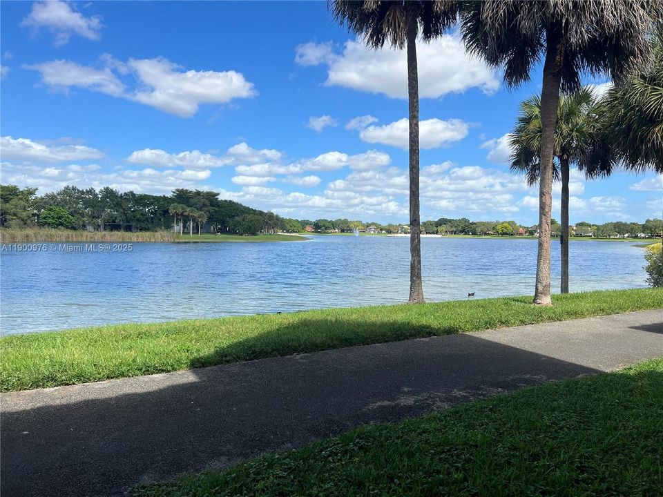 Active With Contract: $1,975 (1 beds, 1 baths, 558 Square Feet)