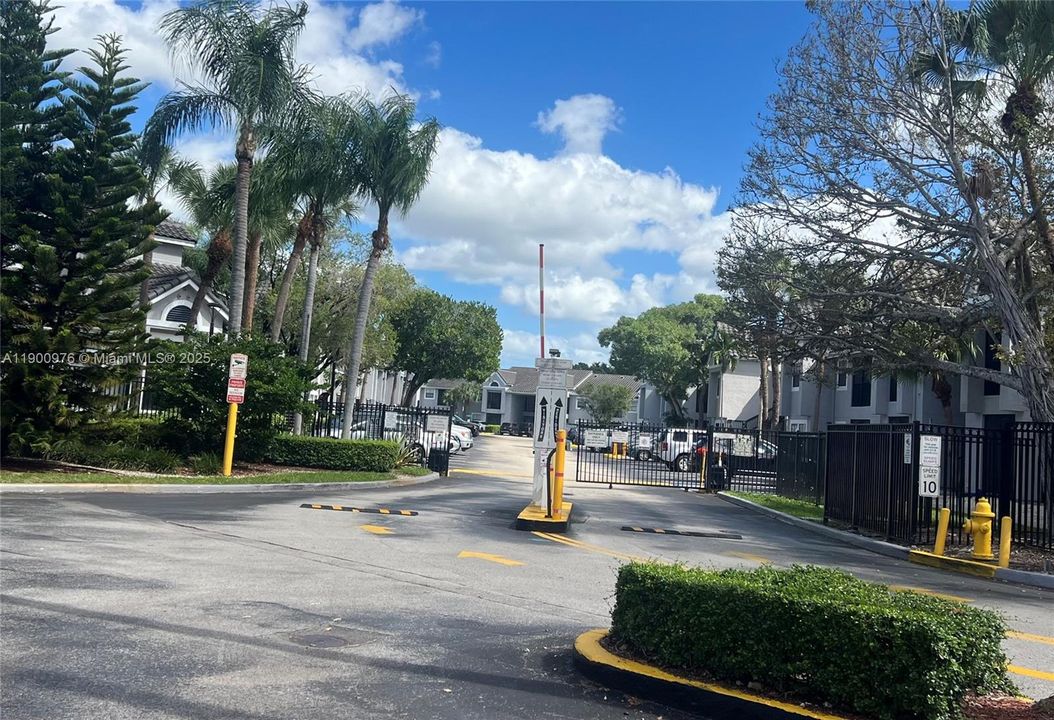 Active With Contract: $1,975 (1 beds, 1 baths, 558 Square Feet)