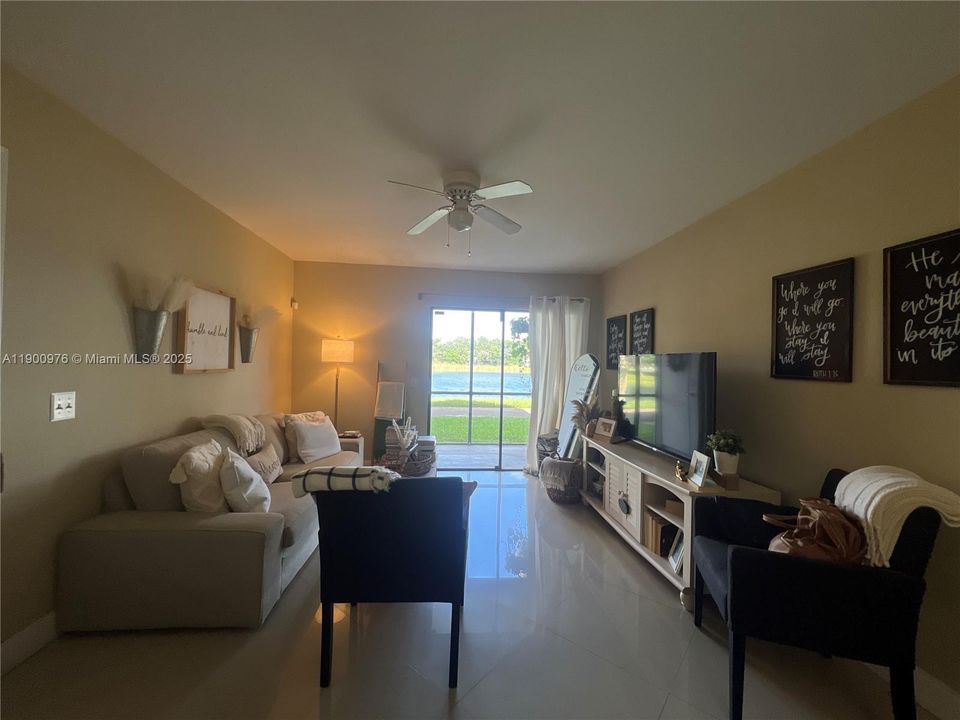 Active With Contract: $1,975 (1 beds, 1 baths, 558 Square Feet)