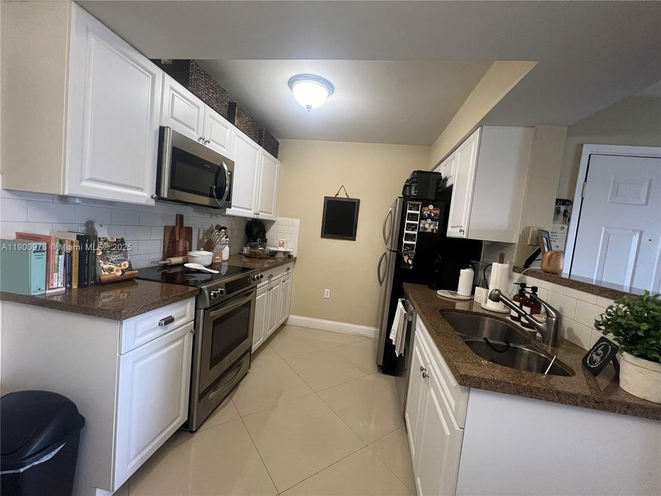 Active With Contract: $1,975 (1 beds, 1 baths, 558 Square Feet)